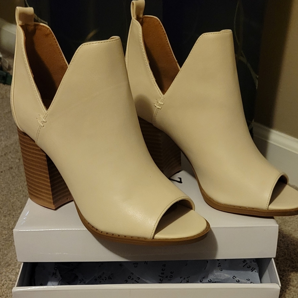 Brand New Womens Ivory Bootie